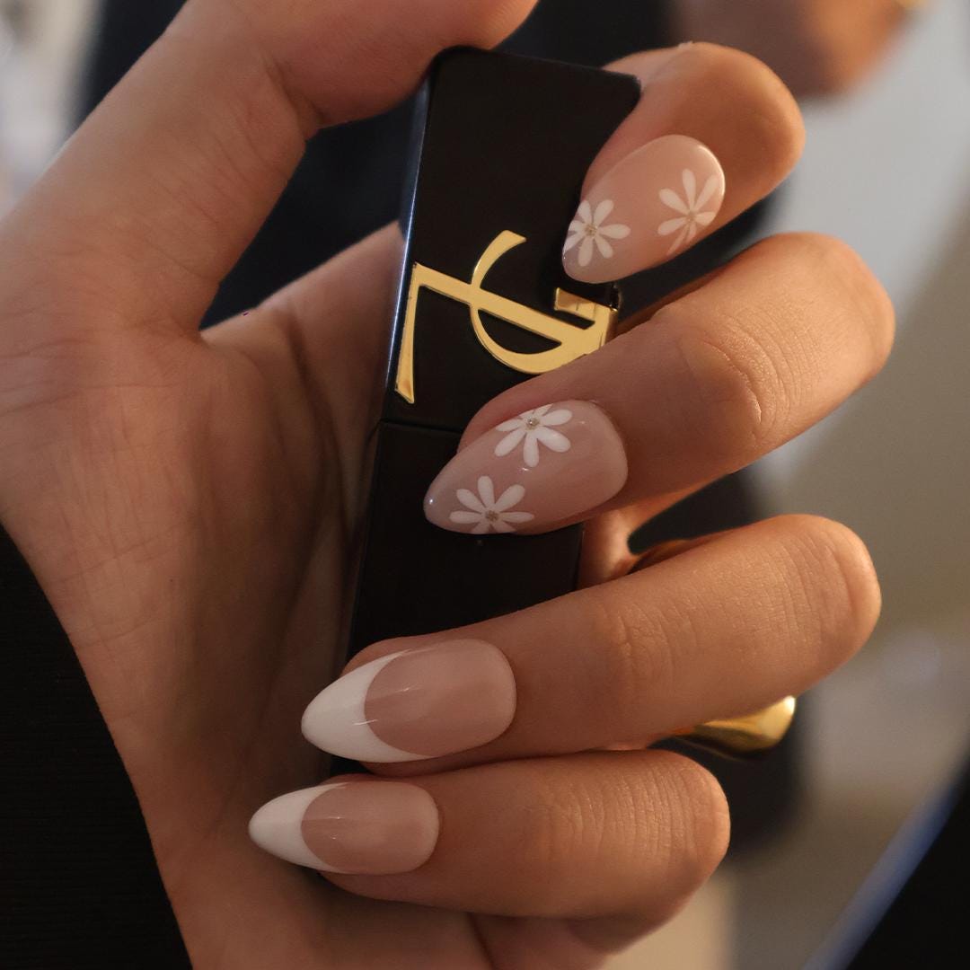 Minimal Press on Nails White Daisy with French Tip | Everyday Fake Nail Arts in Short Almond | Handmade Nail Art for Holiday, Birthday, Trip
