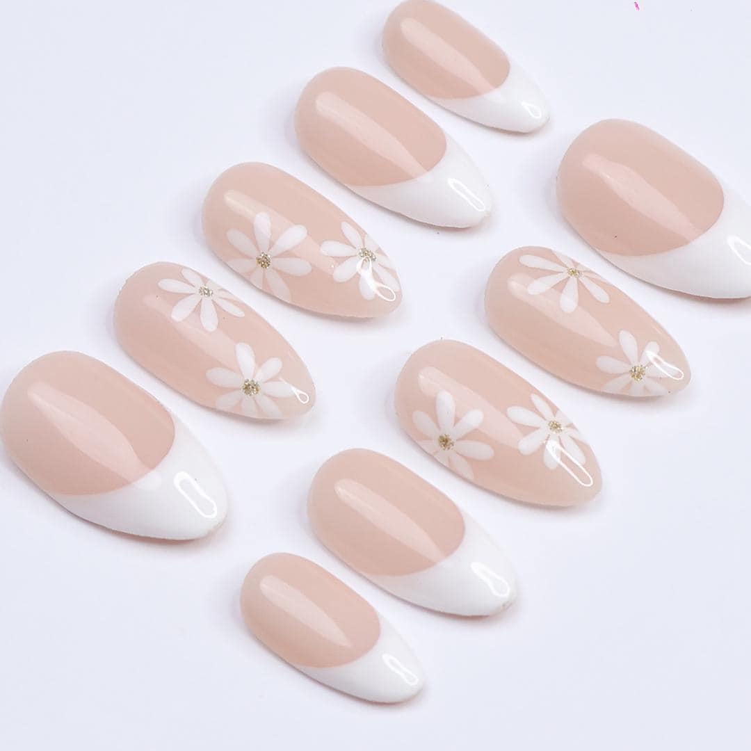 Minimal Press on Nails White Daisy with French Tip | Everyday Fake Nail Arts in Short Almond | Handmade Nail Art for Holiday, Birthday, Trip