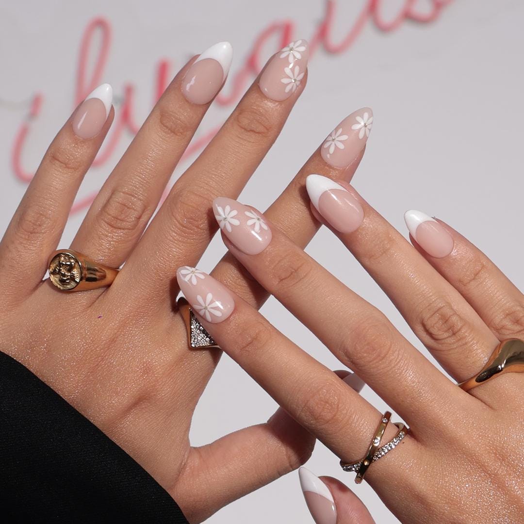 Minimal Press on Nails White Daisy with French Tip | Everyday Fake Nail Arts in Short Almond | Handmade Nail Art for Holiday, Birthday, Trip