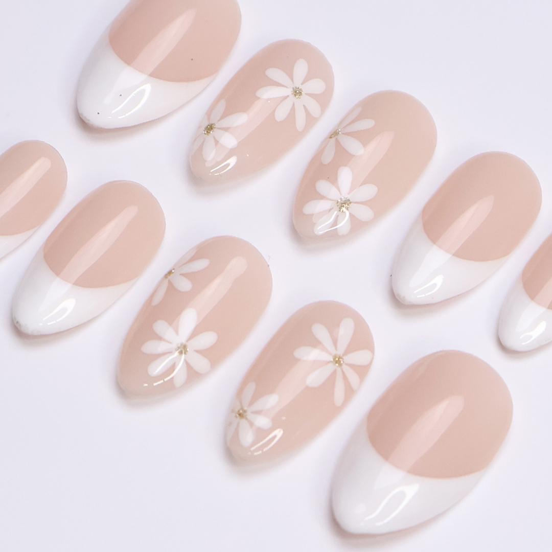 Minimal Press on Nails White Daisy with French Tip | Everyday Fake Nail Arts in Short Almond | Handmade Nail Art for Holiday, Birthday, Trip