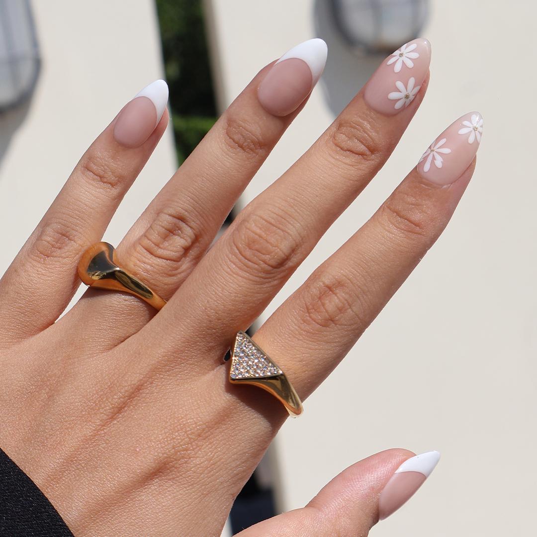 Minimal Press on Nails White Daisy with French Tip | Everyday Fake Nail Arts in Short Almond | Handmade Nail Art for Holiday, Birthday, Trip
